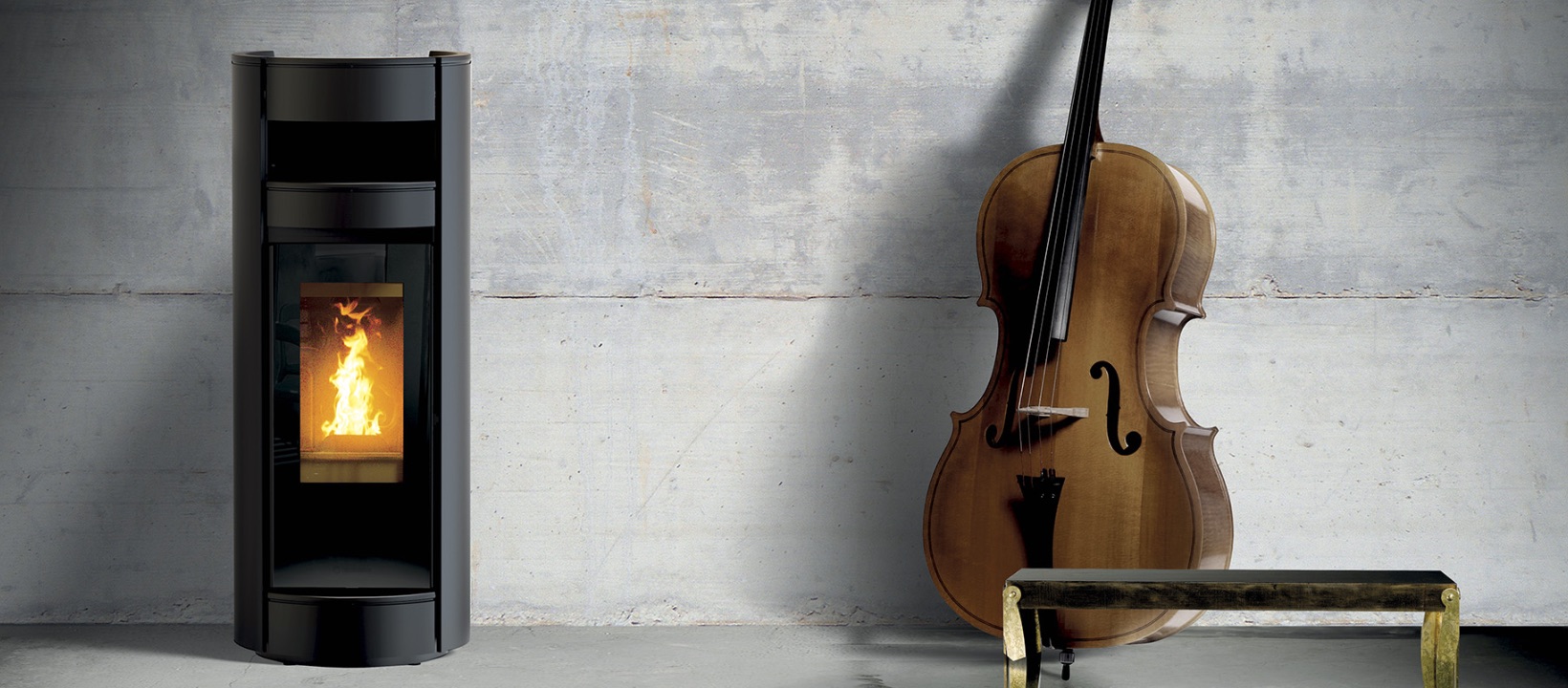 Beeld van een Thermorossi pelletkachel naast een cello