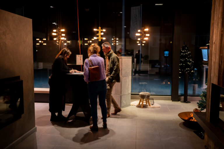 Bezoekers komen aan in de toonzaal van Gijsens voor een demoavond