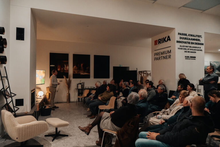 Bezoekers volgen een presentatie tijdens een Rika-demoavond bij Gijsens